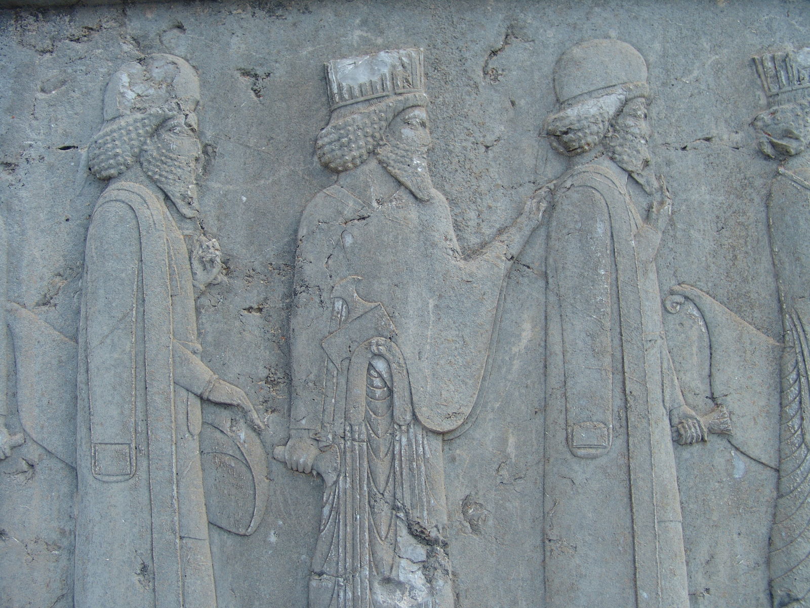 پوشاک هخامنشی نمایانگر شکوه و عظمت این تمدن باستانی است. طراحی لباس‌ها نه تنها از نظر زیبایی، بلکه به‌عنوان ابزاری برای نشان دادن قدرت، ثروت و جایگاه اجتماعی افراد مورد استفاده قرار می‌گرفت. پارچه‌های فاخر، تزئینات گران‌قیمت و رنگ‌ها در پوشش هخامنشیان نمادهایی با معانی خاص داشتند. این پوشاک تأثیر زیادی بر لباس‌های دوره‌های بعدی ایران گذاشت و همچنان در دنیای مد و طراحی لباس امروزی مشهود است.